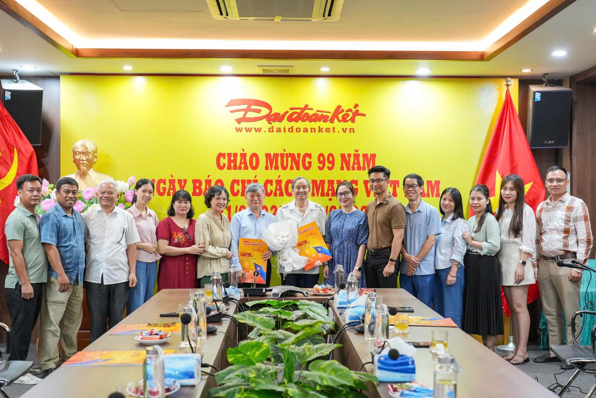 Nhà báo Kim Toàn (Cao Kim) – cựu phóng viên Báo Giải Phóng và Luật sư Trương Trọng Nghĩa- cựu nhân viên Báo Giải Phóng (hai người đứng giữa) cùng đoàn công tác của Bảo tàng Báo chí Việt Nam và các nhà báo trẻ trong cuộc gặp mặt thân mật tại Tòa soạn Báo Đại đoàn kết (tháng 6/2024).