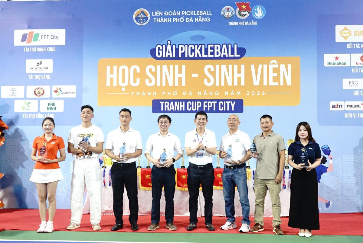 Liên đoàn Pickleball TP Đà Nẵng tặng quà lưu niệm cho các nhà tài trợ. Ảnh: Nguyễn Tú.