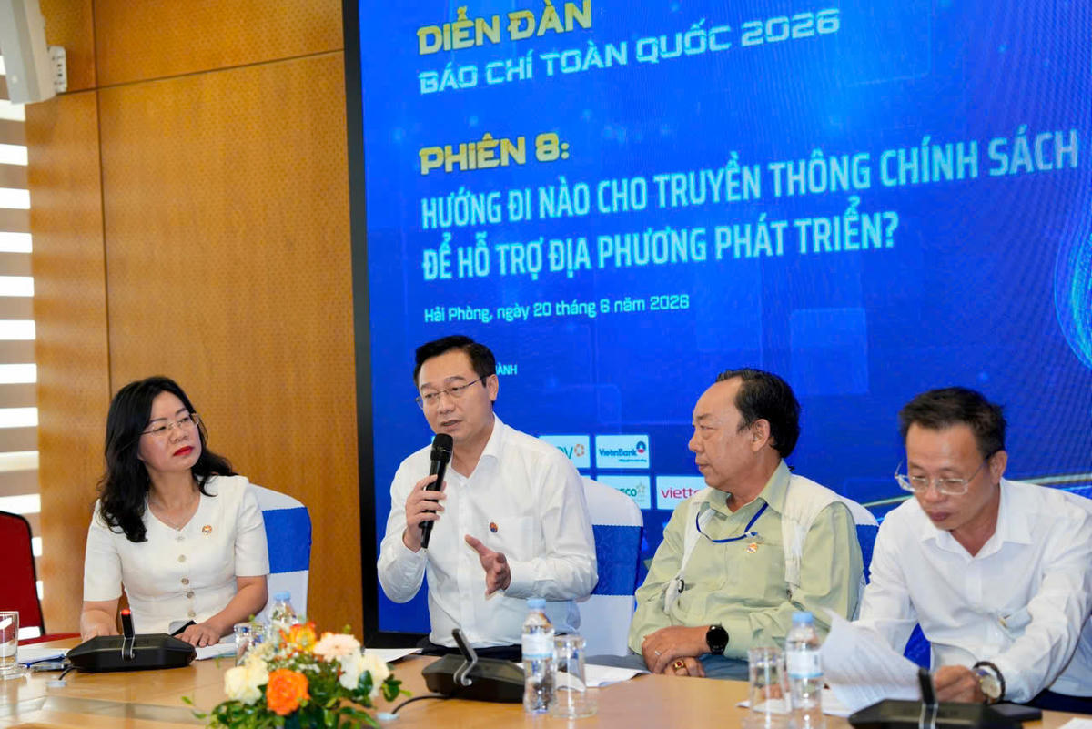 Ông Nguyễn Thế Lãm, Giám đốc Báo và Phát thanh, Truyền hình Quảng Ninh, Chủ tịch Hội Nhà báo tỉnh Quảng Ninh chia sẻ tại phiên thảo luận. Ảnh: Ngọc Anh. 