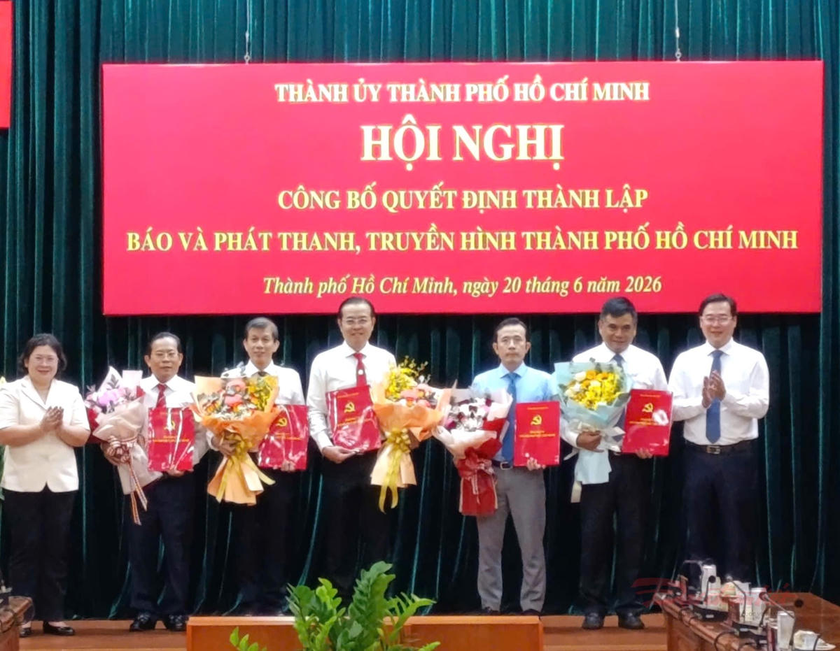 Lãnh đạo TP Hồ Chí Minh tặng hoa và trao các quyết định bổ nhiệm chức danh lãnh đạo, cán bộ Báo và Phát thanh, Truyền hình TP Hồ Chí Minh. Ảnh: T.Luân.