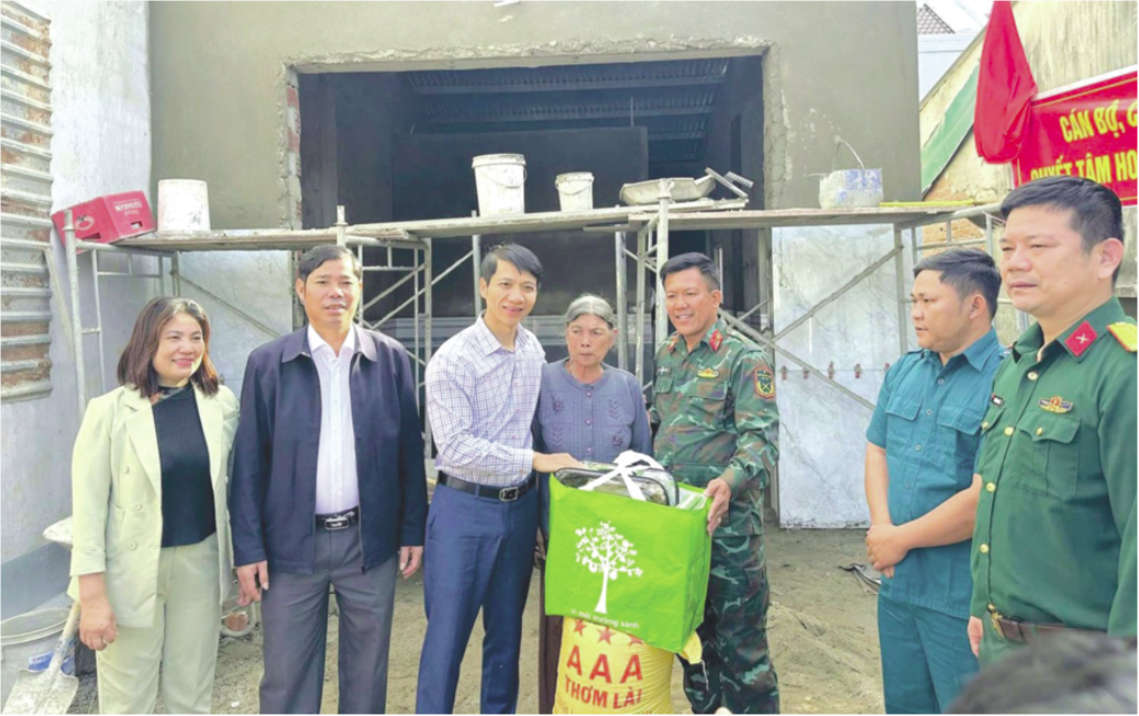Phó Bí thư Tỉnh ủy, Chủ tịch Ủy ban MTTQ Việt Nam tỉnh Gia Lai Nguyễn Ngọc Lương (ở giữa) tặng quà cho một hộ dân được xây dựng nhà trong “Chiến dịch Quang Trung”. Ảnh: Chí Đại. 