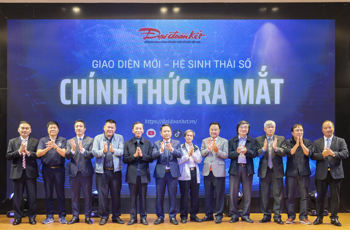 Ban Biên tập Báo Đại đoàn kết, cùng lãnh đạo Báo Đại đoàn kết qua các thời kỳ và các đại biểu tại Lễ ra mắt giao diện mới và hệ sinh thái số Báo Đại đoàn kết. Ảnh: Quang Vinh.