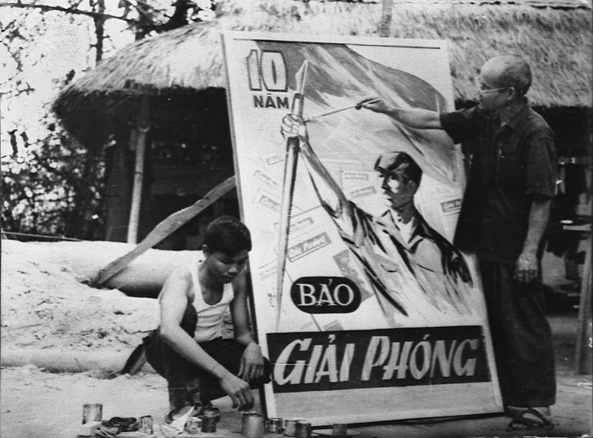 Hoạ sĩ Dũng Tiến vẽ áp phích mừng kỷ niệm 10 năm Báo Giải Phóng ra đời (20/12/1964-20/12/1974). Ảnh T.L.