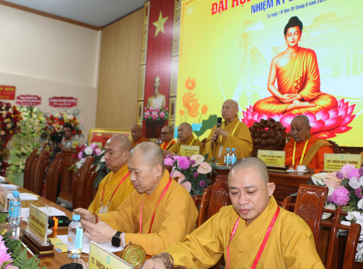 Trưởng lão Hòa thượng Thích Thiện Nhơn, Phó Pháp chủ Hội đồng Chứng minh, Chủ tịch Hội đồng Trị sự Trung ương Giáo hội Phật giáo Việt Nam phát biểu tại Đại hội. Ảnh: Nguyên Du