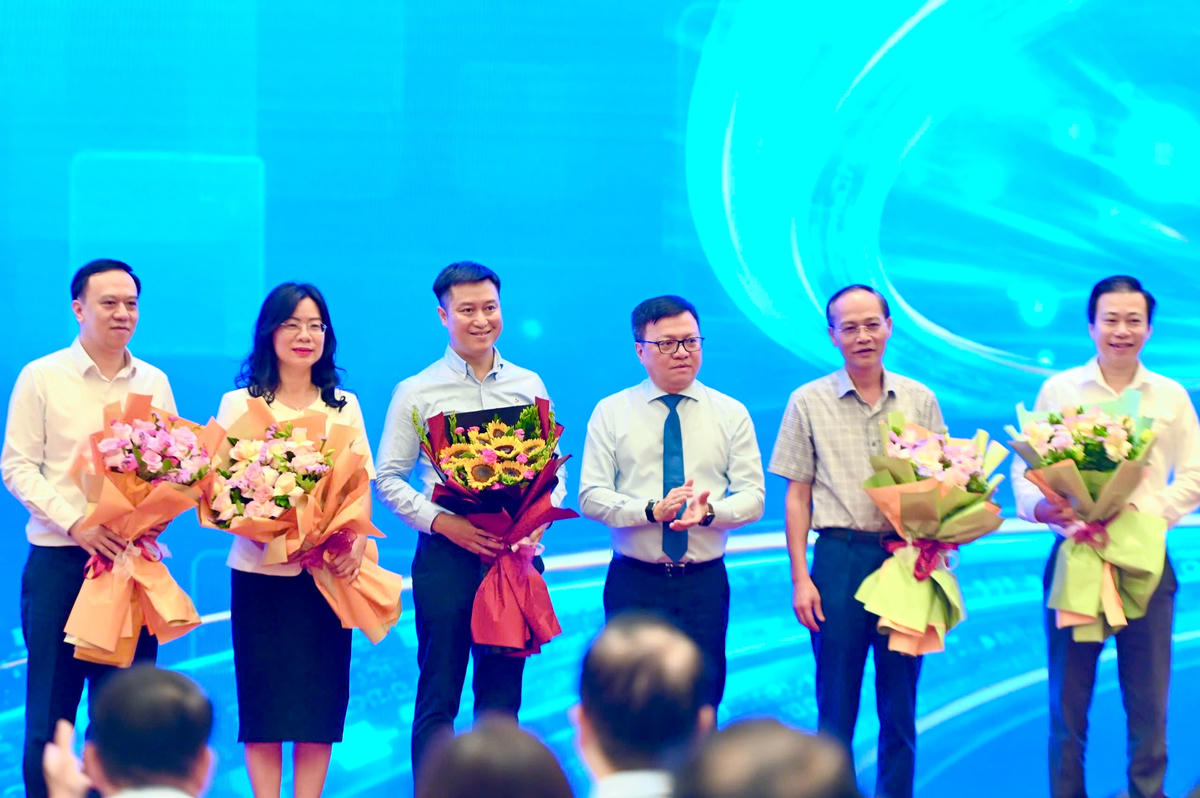 Ông Lê Quốc Minh, Ủy viên Trung ương Đảng, Tổng Biên tập Báo Nhân Dân, Phó Trưởng Ban Tuyên giáo và Dân vận Trung ương, Chủ tịch Hội Nhà báo Việt Nam tặng hoa cho các diễn giả tham gia các phiên thảo luận. Ảnh: Ngọc Anh.