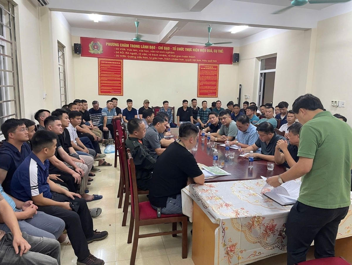 Lực lượng Công an họp triển khai phương án, phân công lực lượng trước khi tổ chức triệt phá. Ảnh: Tống Huệ.