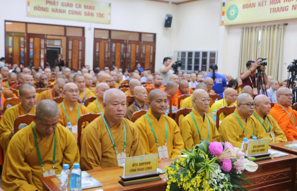Các đại biểu thống nhất suy cử Ban Trị sự Giáo hội Phật giáo Việt Nam tỉnh Cà Mau nhiệm kỳ 2026 - 2031 gồm 95 vị. Ảnh: Nguyên Du
