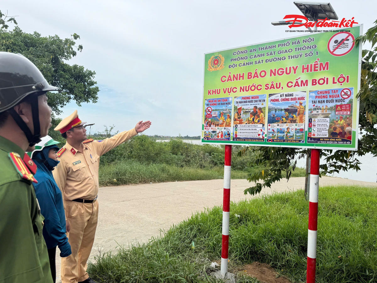 Cảnh sát đường thủy Hà Nội phối hợp với chính quyền địa phương lắp đặt biển cảnh báo tại các khu vực ven sông có nguy cơ cao xảy ra tai nạn đuối nước.
