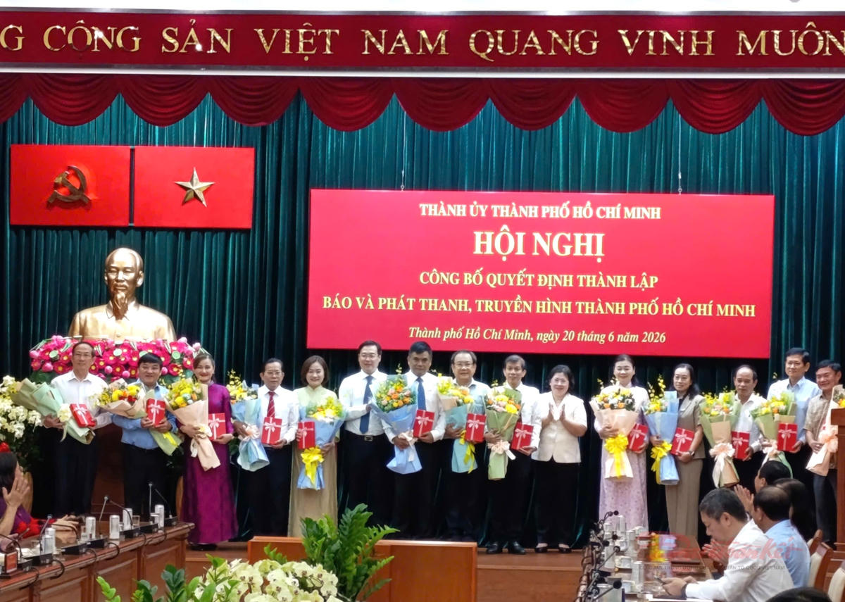 Lãnh đạo TP Hồ Chí Minh tặng hoa và quà tri ân các lãnh đạo cơ quan báo chí thành phố hoàn thành nhiệm vụ. Ảnh: T.Luân.