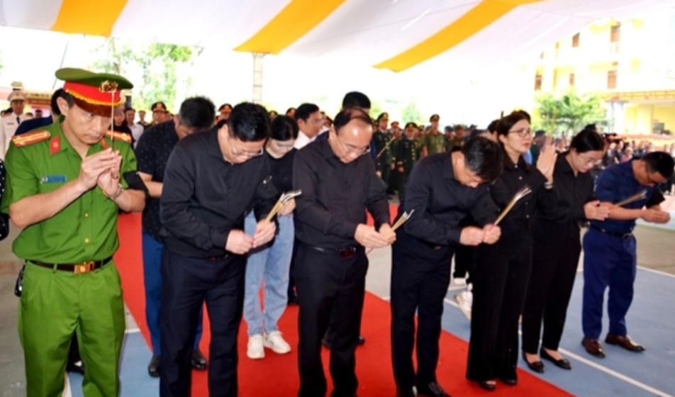 Đoàn đại biểu Đảng ủy, chính quyền xã Bát Xát kính viếng Anh linh các liệt sĩ. Ảnh: Quốc Hồng.