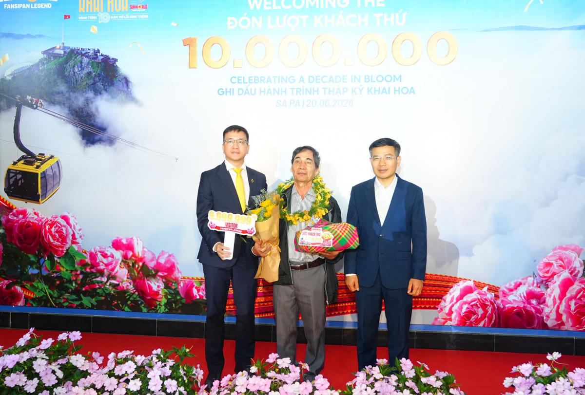 Ông Nguyễn Anh Vũ – Phó Tổng quản lý Sun World Fansipan Legend (bên trái) và ông Đỗ Văn Tân - Bí Thư Đảng ủy - Chủ tịch HĐND Xã Tả Van (bên phải) trao quà cho vị khách thứ 9.999.999