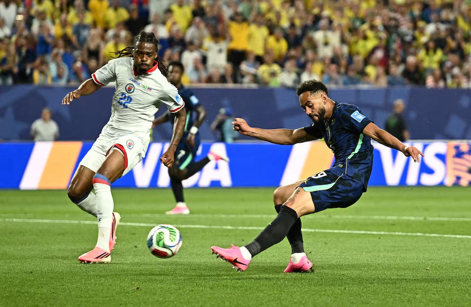 Một pha tranh chấp bóng trong trận đấu giữa Brazil và Haiti. Nguồn: Reuters.