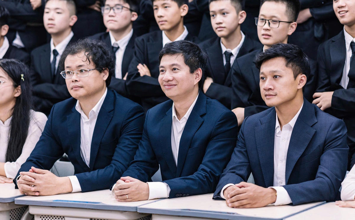 Ba thầy giáo (từ trái sang) Nguyễn Lê Phước, Phạm Ngọc Mai, Phạm Ngọc Đức luôn đồng hành cùng tập thể 9C1.