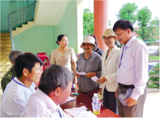 Ông Đặng Văn Bằng, Bí thư Đảng ủy - Chủ tịch HĐND xã Ea Nuôl nắm bắt tâm tư, nguyện vọng của nhân dân.