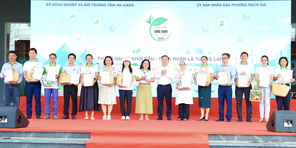 Lãnh đạo Sở Nông nghiệp và Môi trường tỉnh An Giang và lãnh đạo Chi cục Bảo vệ và Môi trường trao Thư cảm ơn và quà lưu niệm tới các đơn vị đồng hành cùng sự kiện. Ảnh: Thanh Tiến