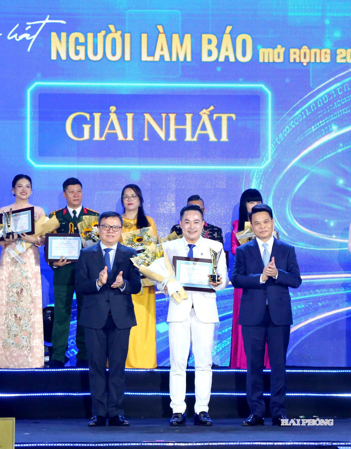 Ban Tổ chức đã trao giải Nhất cho Doãn Thanh Tú (Báo và Phát thanh - Truyền hình Sơn La) với ca khúc “Nghề báo tôi yêu”. Ảnh: Lê Dũng. 