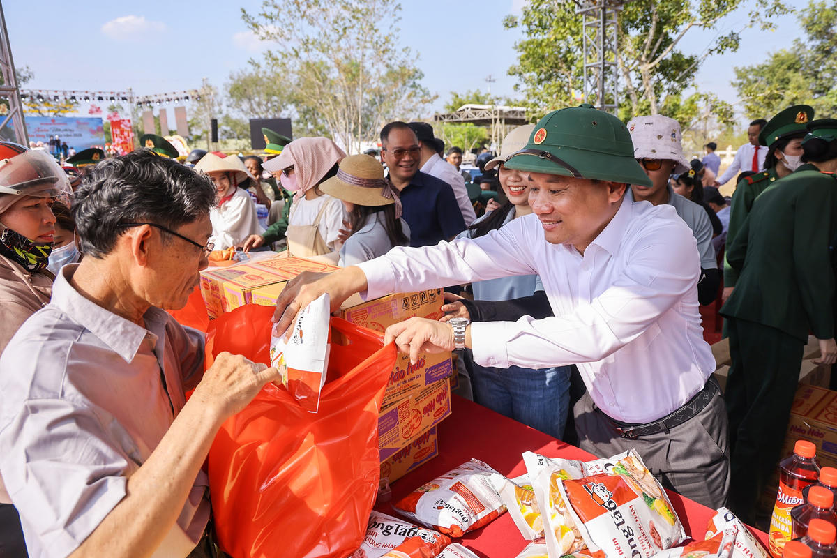 Chương trình “Xuân Biên phòng - Ấm lòng dân bản” năm 2026 tại Đắk Lắk diễn ra với nhiều hoạt động thiết thực như trao tặng các phần quà Tết, sổ tiết kiệm cho các hộ gia đình nghèo và gia đình chính sách; Tổ chức các gian hàng Tết, gói bánh chưng và các trò chơi dân gian mang đậm bản sắc văn hóa dân tộc.