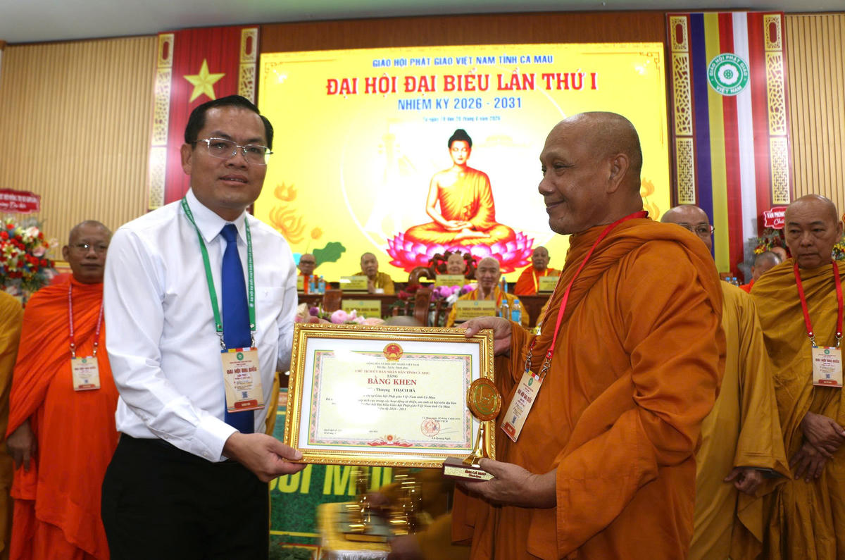 Phó chủ tịch UBND tỉnh Cà Mau Ngô Vũ Thăng đã tặng Bằng khen cho các tập thể và cá nhân có nhiều đóng góp trong phát triển kinh tế- xã hội của tỉnh. Ảnh: Nguyên Du