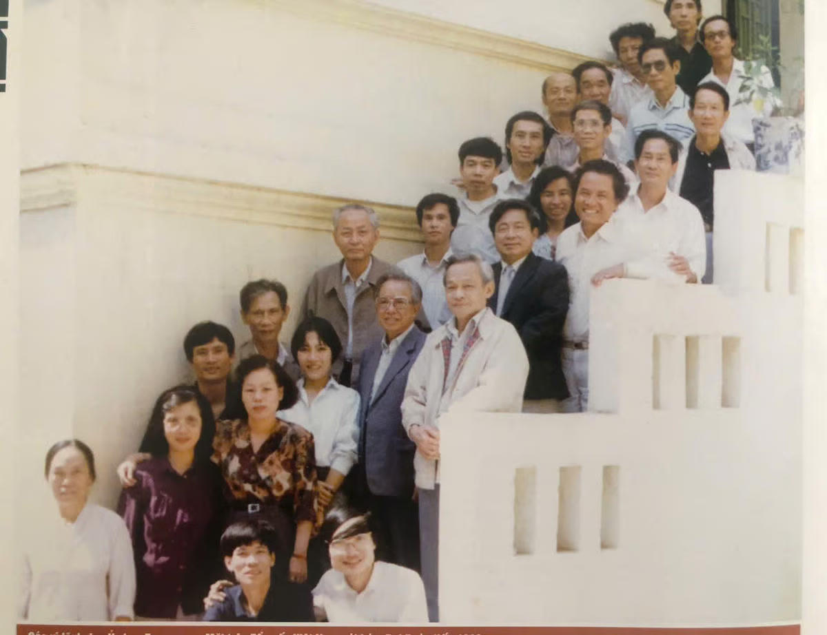 Tổng Biên tập Nguyễn Ngọc Thạch (người đứng đầu ngoài cùng bên phải, từ dưới lên) đón Chủ tịch Lê Quang Đạo đến thăm Báo Đại đoàn kết năm 1992. Ảnh: Tư liệu.