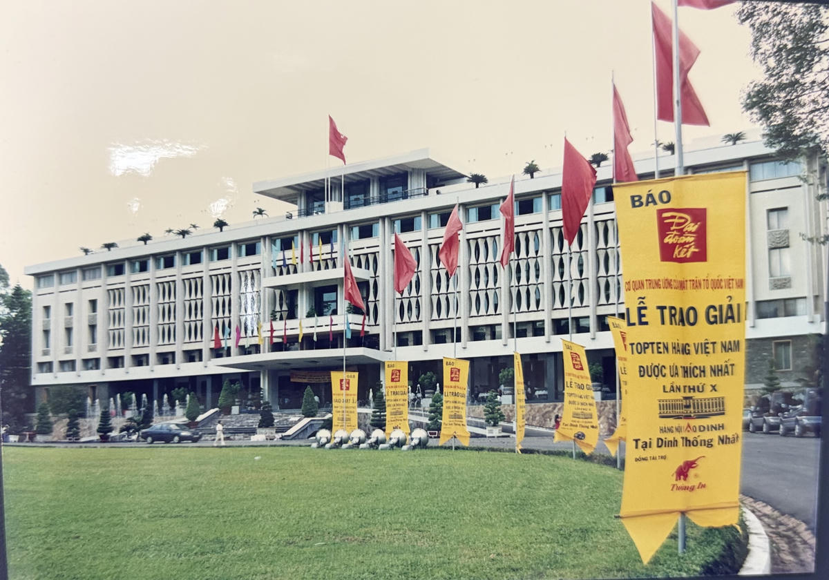 Hội chợ triển lãm Topten hàng Việt Nam tại Dinh Thống Nhất (TPHCM) với tên gọi “Hàng nội vào Dinh” năm 2002. Ảnh: Tư liệu. 