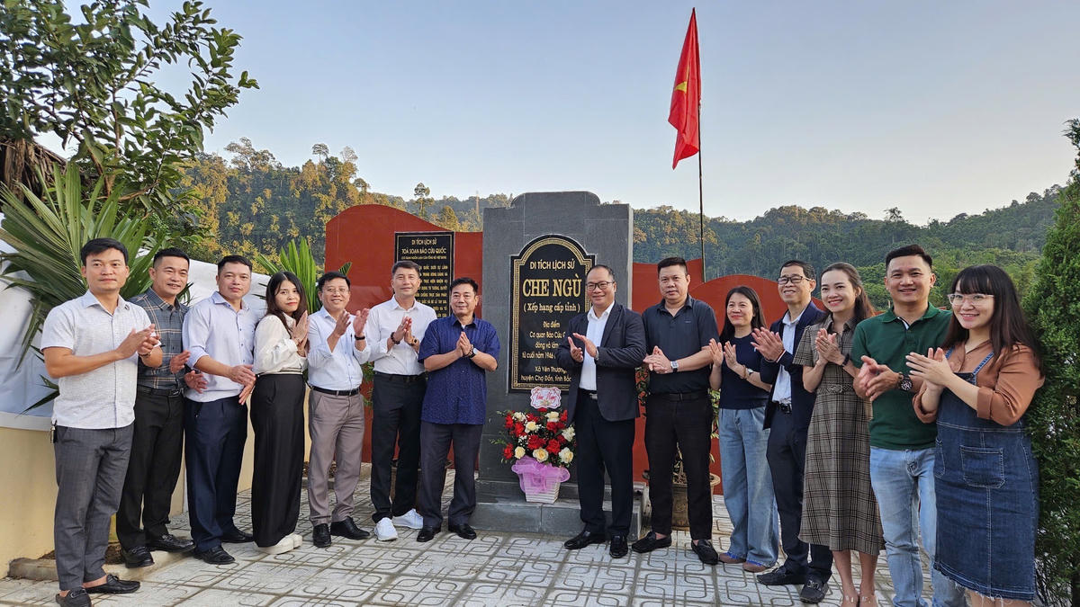 Phó Tổng biên tập Nguyễn Đăng Khang (đứng đầu bên phải) dự Lễ khánh thành Bia Di tích Lịch sử Che Ngù (thuộc tỉnh Bắc Cạn cũ, nay là tỉnh Thái Nguyên), địa điểm Báo Cứu Quốc từng đóng và làm việc trong các năm 1946 - 1947.