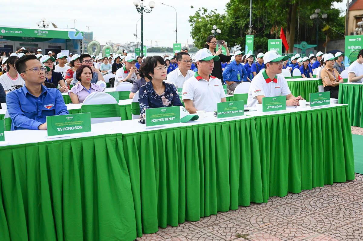Các đại biểu tham gia sự kiện “RE:EARTH - Vì Hồ Tây Xanh”. Ảnh: NN