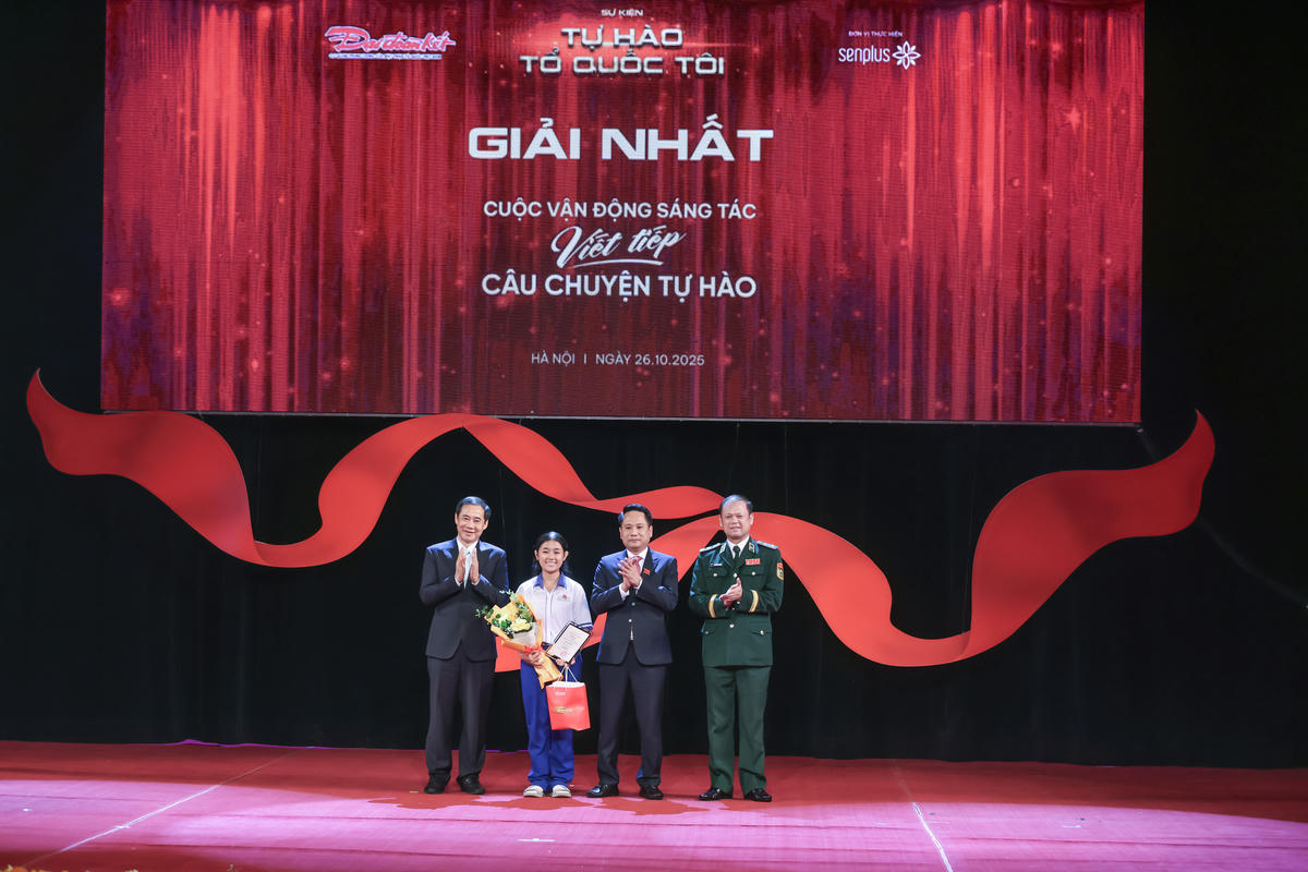 Phó Bí thư Đảng ủy MTTQ, các đoàn thể Trung ương Nguyễn Thái Học; Tổng Biên tập Báo Đại đoàn kết Trương Thành Trung; Trung tướng Nguyễn Anh Tuấn, Chính ủy Bộ Đội Biên phòng trao Giải nhất Cuộc vận động sáng tác “Viết tiếp câu chuyện tự hào”cho tác giả Nguyễn Thị Ngọc Kim Oanh - trường THPT Hòa Đa (Lâm Đồng) .