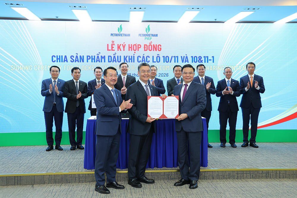Bộ trưởng Bộ Công Thương Lê Mạnh Hùng trao giấy chứng nhận đầu tư PSC Lô 10/11 và Lô 10&11-1 cho Tổng Giám đốc Petrovietnam Lê Mạnh Cường và Tổng Giám đốc PVEP Nguyễn Thiện Bảo.