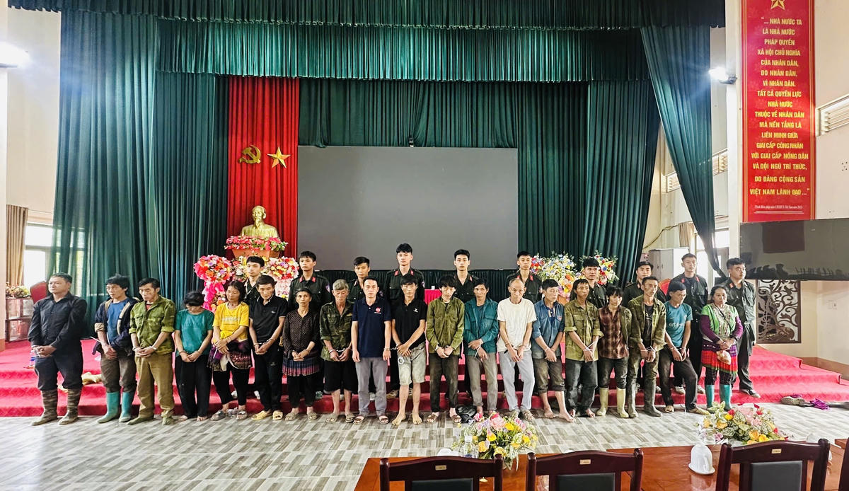 Các đối tượng được đưa về trụ sở để tiếp tục điều tra, xử lý theo quy định của pháp luật. Ảnh: Tống Huệ.