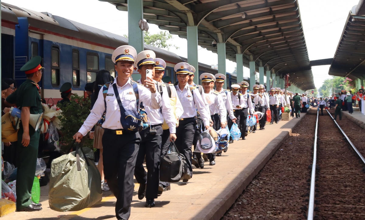 Các chiến sỹ Hải quân ở ga Biên Hoà. Ảnh: Đ.S.