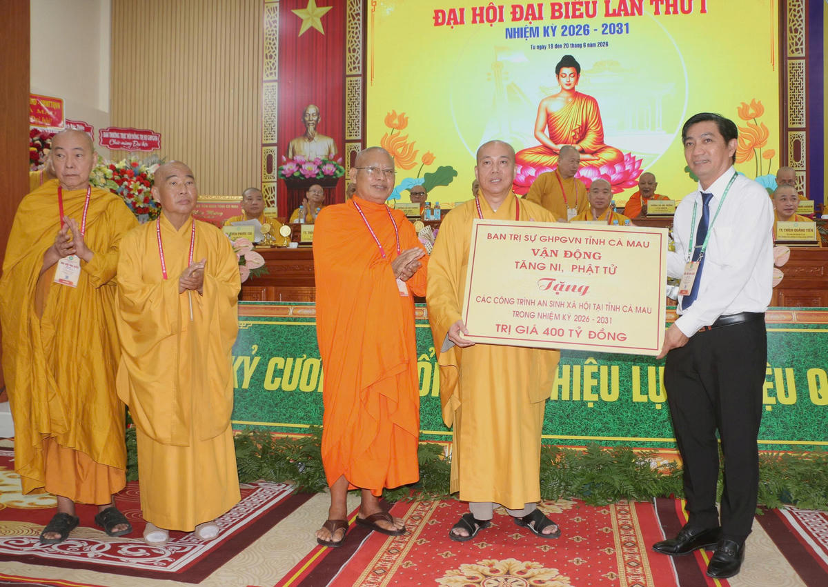 Ban Trị sự Giáo hội Phật giáo Việt Nam tỉnh Cà Mau trao bảng tượng trưng đồng hành cùng tỉnh Cà Mau thực hiện các hoạt động an sinh xã hội nhiệm kỳ 2026 – 2031 với số tiền 400 tỷ đồng. Ảnh: Nguyên Du