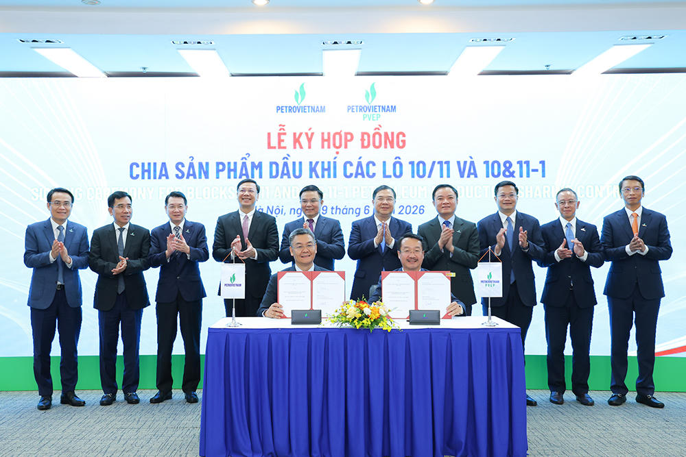 Phó Thủ tướng Thường trực Phạm Gia Túc, Bộ trưởng Bộ Công Thương Lê Mạnh Hùng cùng lãnh đạo các bộ ngành, lãnh đạo Petrovietnam chứng kiến lễ ký Hợp đồng phân chia sản phẩm Lô 10/11 và Lô 10&11-1 giữa Petrovietnam và PVEP..
