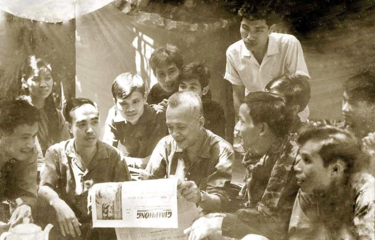 Chủ tịch Nguyễn Hữu Thọ - Chủ nhiệm báo Giải Phóng (thứ 3 từ phải qua), người ngồi thứ 4 từ phải qua là nhà báo Thái Duy với anh chị em Báo Giải Phóng. Ảnh: TL.