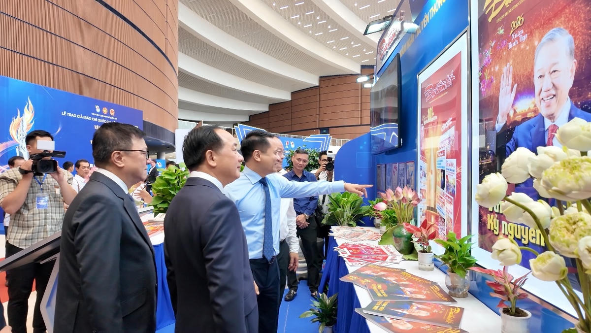 Đồng chí Trịnh Văn Quyết, Trưởng Ban Tuyên giáo và Dân vận Trung ương thăm gian trưng bày của Báo Đại đoàn kết tại Hội báo toàn quốc 2026