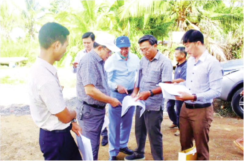 Lãnh đạo xã Ea Nuôl kiểm tra công tác quy hoạch trên địa bàn.