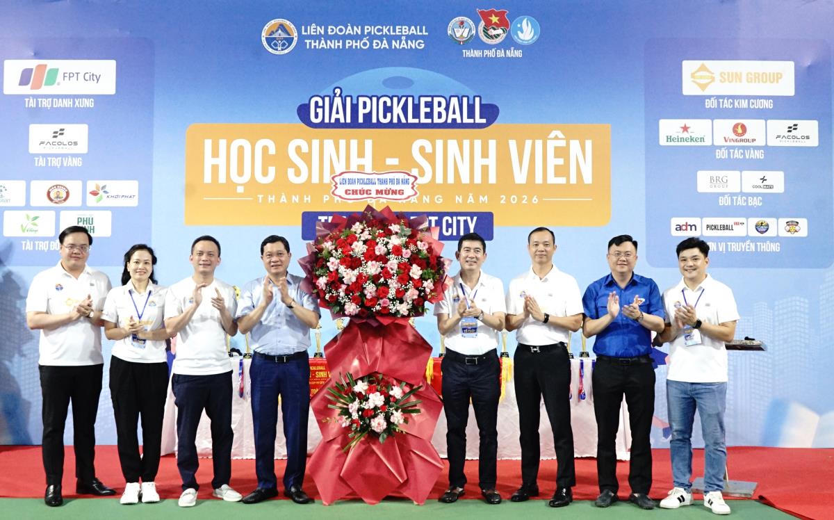Liên đoàn Pickleball TP Đà Nẵng tặng hoa chúc mừng giải. Ảnh: Nguyễn Tú.