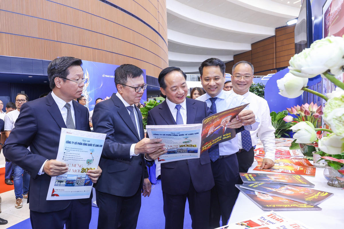 Ông Trịnh Văn Quyết, Ủy viên Bộ Chính trị, Bí thư Trung ương Đảng, Trưởng Ban Tuyên giáo và Dân vận Trung ương; ông Lê Quốc Minh, Uỷ viên Trung ương Đảng, Tổng biên tập Báo Nhân dân, Chủ tịch Hội Nhà báo Việt Nam thăm gian trưng bày của Báo Đại đoàn kết tại Hội báo toàn quốc năm 2026. Ảnh: Quang Vinh. 