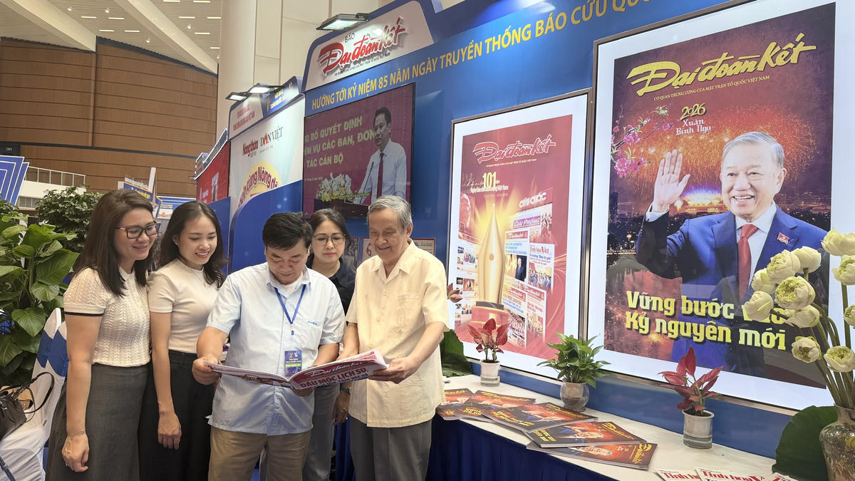 Nhà báo Kim Toàn ( bút danh Cao Kim) cựu phóng viên Báo Giải Phóng, nguyên Tổng Biên tập Báo Hải Phòng đến thăm gian trưng bày Báo Đại đoàn kết tại hội báo toàn quốc năm 2026 (Ảnh: Quang Vinh)