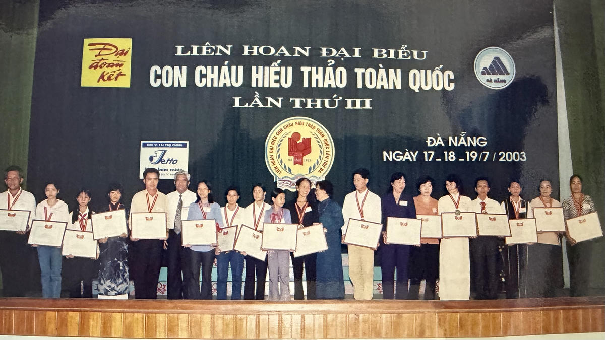 Chủ tịch UBTƯ MTTQ Việt Nam Phạm Thế Duyệt và Phó Chủ tịch nước Nguyễn Thị Bình trao chứng nhận cho các đại biểu tại Liên hoan con cháu hiếu thảo toàn quốc lần thứ III, năm 2003. Ảnh: Tư liệu.