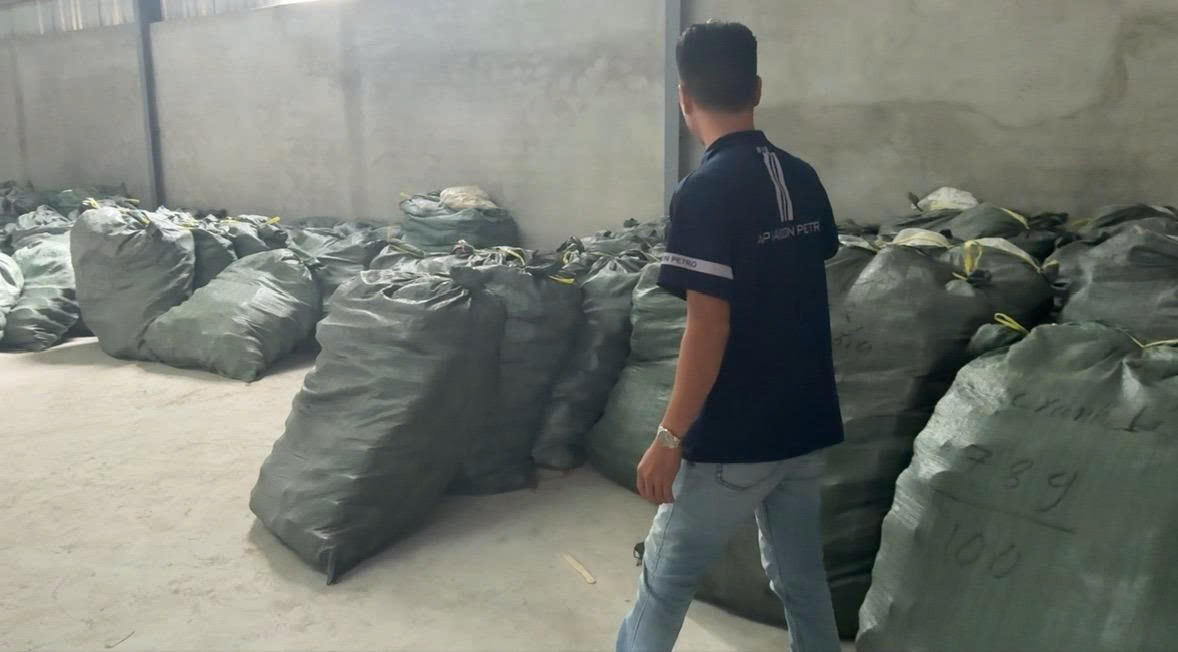 Buôn bán dép giả, 2 đối tượng bị khởi tố tội 'Xâm phạm sở hữu công nghiệp'