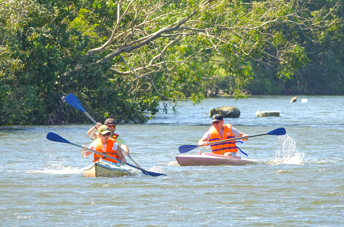 Khách quốc tế chèo kayak khám phá sông Cửa Cạn, Phú Quốc.