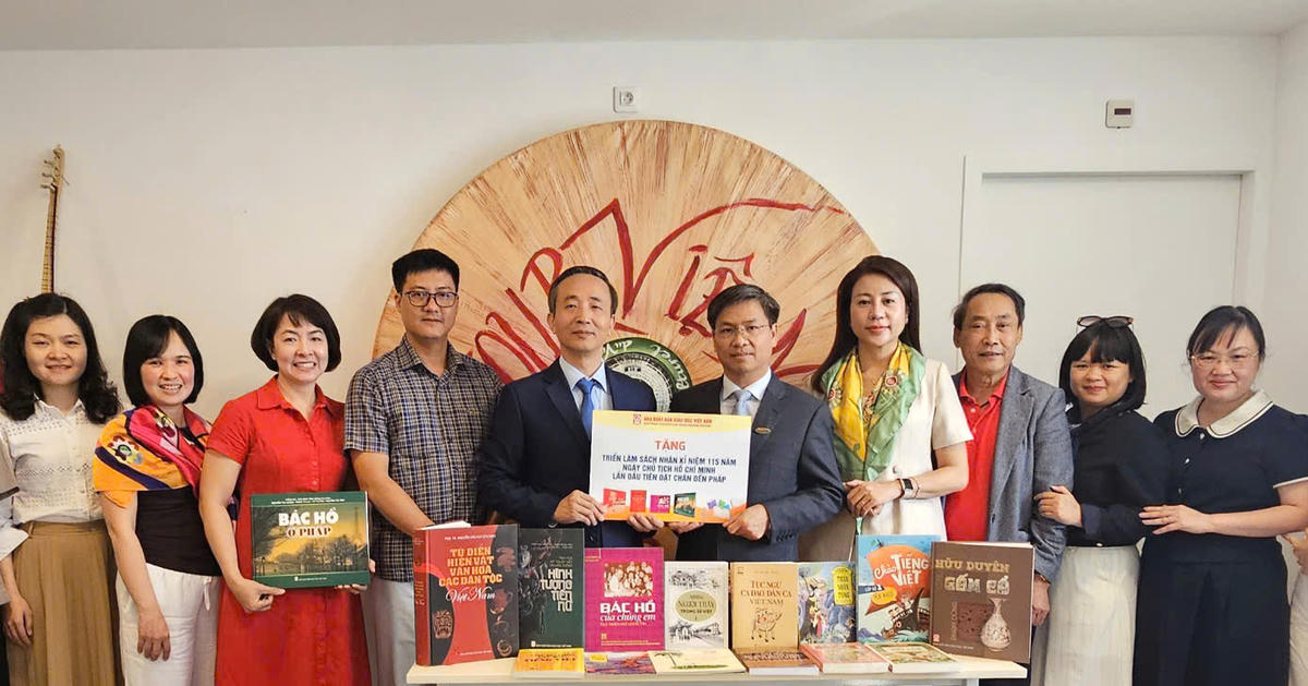 Ông Nguyễn Chí Bính, Phó Tổng Giám đốc NXBGDVN và ông Đinh Ngọc Đức, Giám đốc Trung tâm Văn hóa Việt Nam tại Pháp trao tặng quà lưu niệm.
