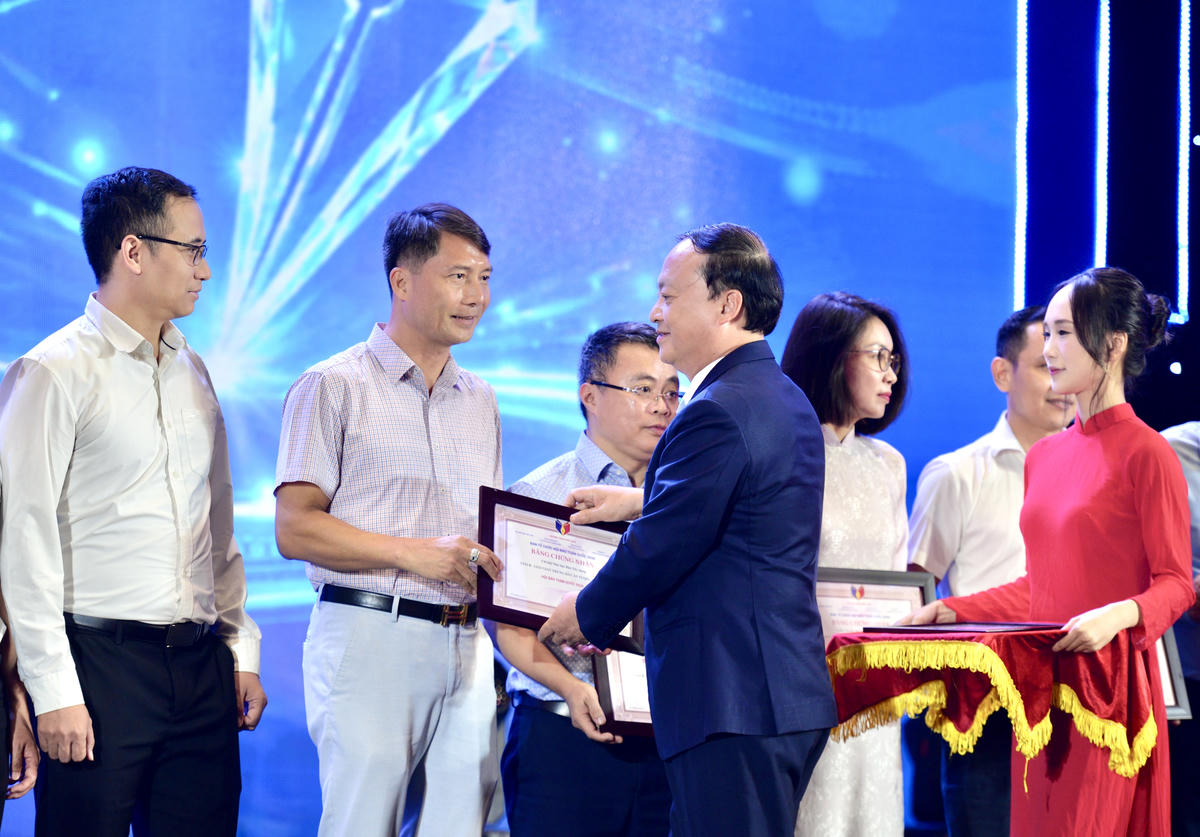 Đại diện Báo Đại đoàn kết nhận Giải B - Giải Gian hàng trưng bày ấn tượng đặc sắc tại Hội báo toàn quốc 2026. 