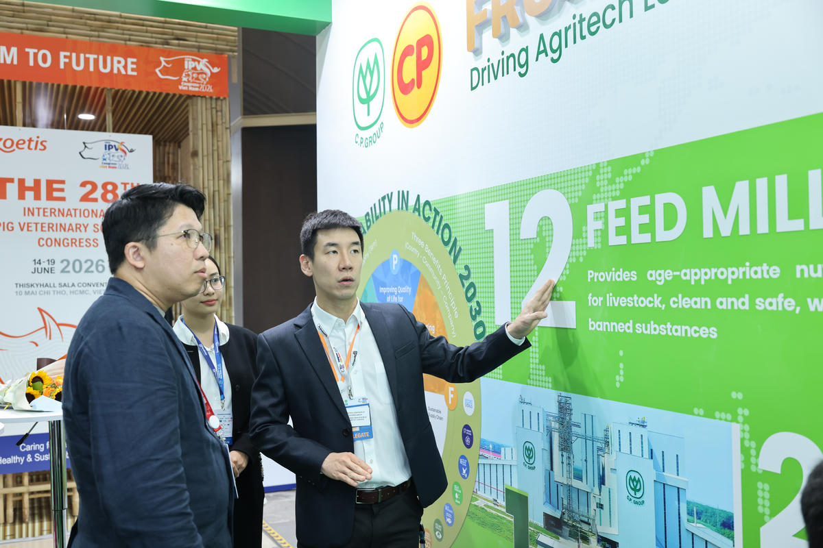 Đại diện C.P. Việt Nam giới thiệu mô hình Feed - Farm - Food cho khách tham quan tại Hội nghị Quốc tế lần thứ 28 của Hiệp hội Thú y Heo Quốc tế. Ảnh: C.P. Việt Nam