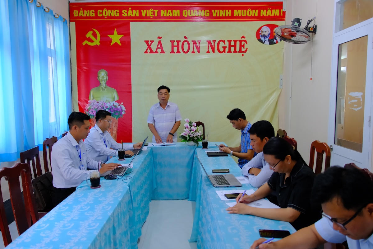 Ông Ngô Ngọc Chuẩn - Chủ tịch UBND xã Hòn Nghệ phát biểu tại buổi làm việc với VNPT An Giang về các giải pháp chuyển đổi số cấp xã. Ảnh: Hữu Nghĩa