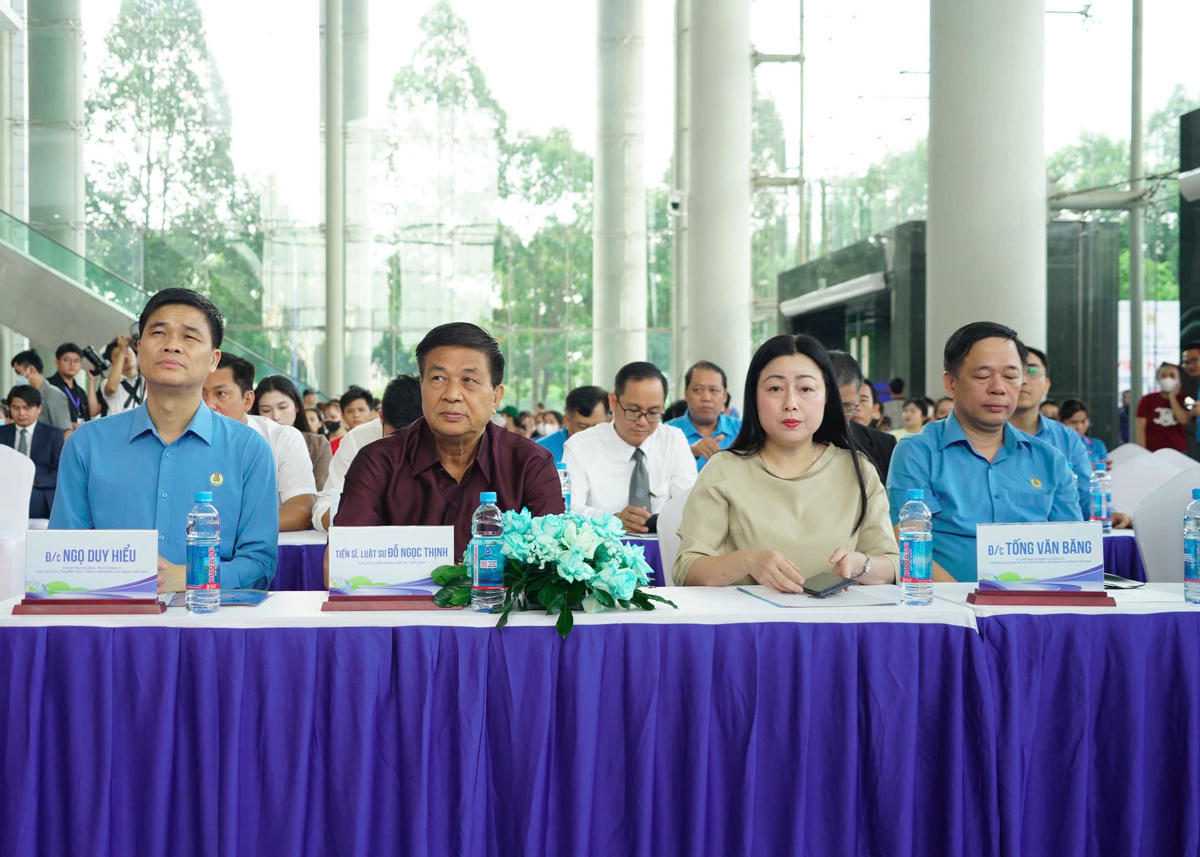 Các lãnh đạo và các đại biểu dự chương trình. Ảnh: Q.Đ.
