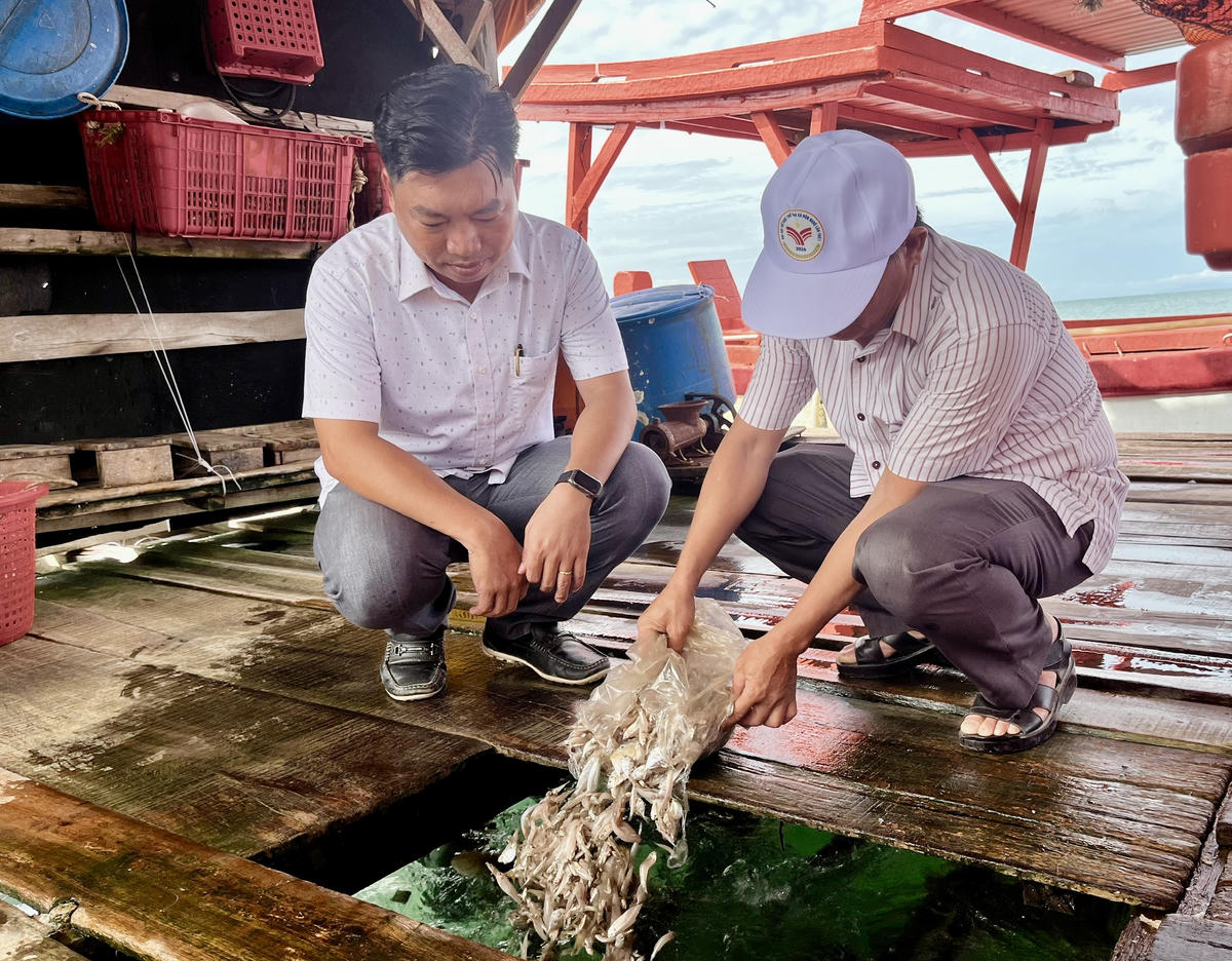 Ông Ngô Ngọc Chuẩn - Chủ tịch UBND xã Hòn Nghệ thường xuyên trao đổi với người dân để nắm tình hình nuôi trồng thuỷ sản. Ảnh: Thanh Tiến