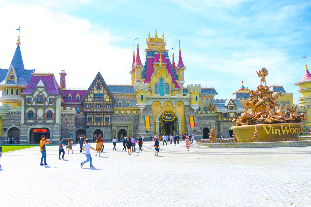 VinWonders Phú Quốc là một trong những công viên chủ đề đẳng cấp bậc nhất Việt Nam, với hàng loạt tổ hợp vui chơi, giải trí đáp ứng nhu cầu du lịch du khách trong và ngoài nước.