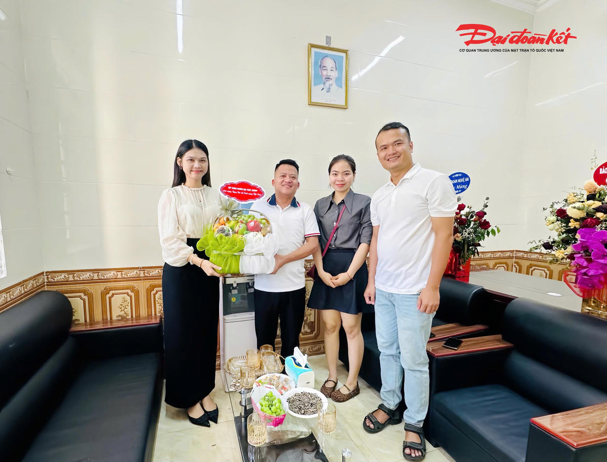 Hoàng Gia Phát Group chúc mừng phóng viên Báo Đại đoàn kết tại Nghệ An. Ảnh: ĐB.