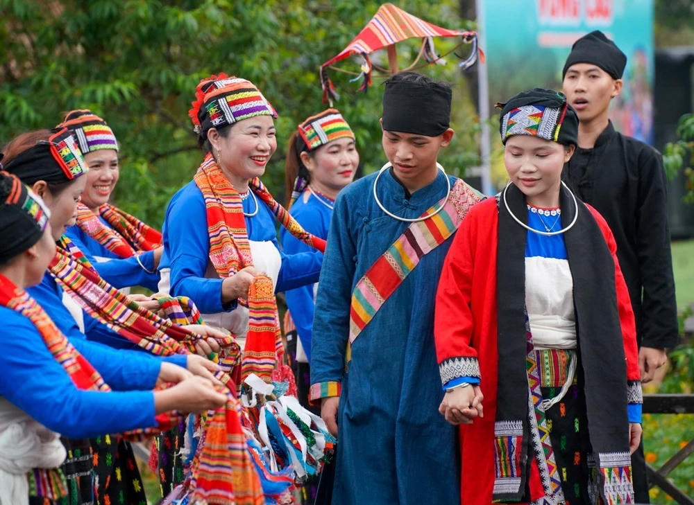 Tôn vinh giá trị, di sản văn hóa truyền thống.